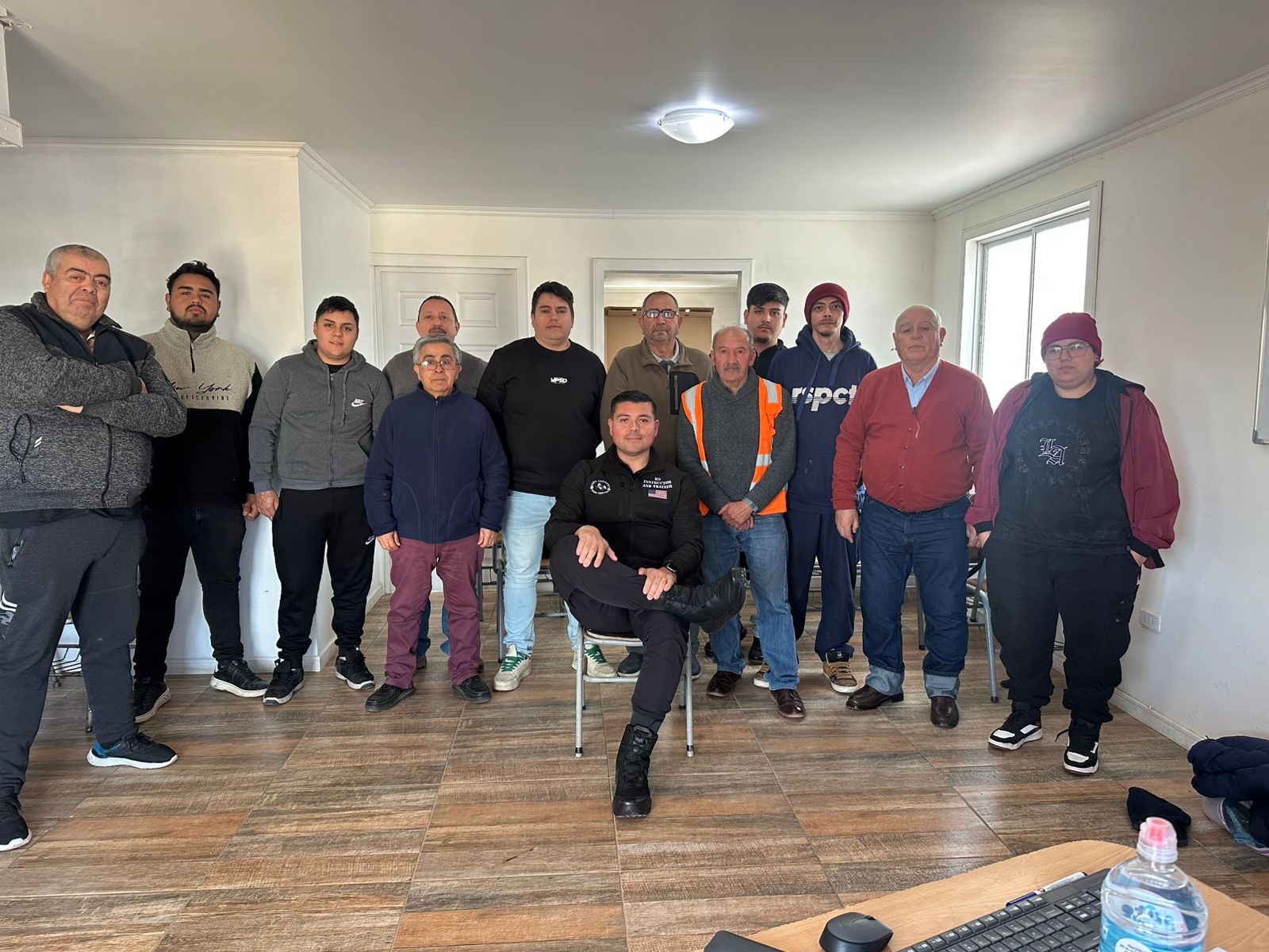 Equipo reunido durante una capacitación de Seguridad K9